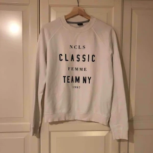  - Vit sweatshirt med tryck från gina tricot i storlek M/38. Mysigt foder inuti. Behövs strykas Hund finns i hemmet