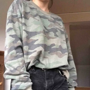 - pris är förhandlingsbart vid snabb affär✨ köper du flera plagg får du rabatt⭐️ camo oversized tröja!