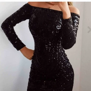  - Helt ny klänning med prislapp kvar köpt från Dennismaglic.se. Storlek Medium (liten i storleken) Klänningen heter Sparkle dress och köptes för 899kr.   Frakt ingår i priset. 