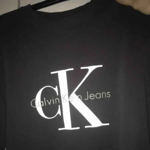 - Oanvänd Calvin Klein sweather