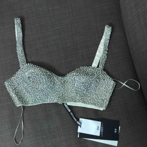  - Bustier från HMOSCHINO som jag endast testat!☺️ orginalpris 1500.  Säljer pga insåg att det inte riktigt var min stil. Hör av er för mer bilder & Info!  