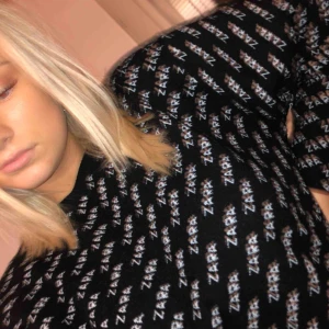  - Tröja från zara, använd fåtal gånger, är i toppskick!! Sitter bra på mig som är en S/M. Frakt står du för själv!❤️