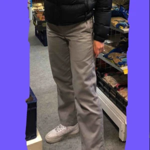  - Säljer ett par dickies byxor som jag köpte i somras för ca 500kr om jag minns rätt, byxorna är använda men de är i fint skick 💕 något noppriga på ena sidan (se bilden ovanför) Finns i Falun men kan annars skicka mot fraktkostnad 😊