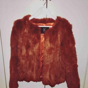  - Kopenhagen by Andersen pälsjacka i en nice rostfärgad ”orange”. Strl 34 men något stor i strl. 