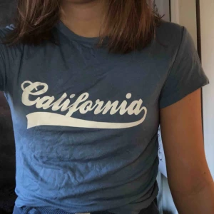  - T-shirt från H&M. Köparen står för frakt.