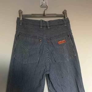 Underbara randiga högmidjade bootcut jeans i storlek 29 (obs!! Ser ut som ett hål på bild 1&2 det är endast ludd jag ej la märke till förrän efter bilderna var tagna) En fraktkostnad tillkommer 🌹