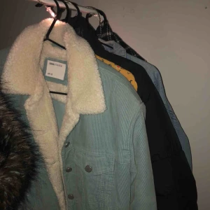  - Huuuuur snygg är inte denna Manchester jackan?? I världens härligaste färg! Frakt tillkommer men otroligt billigt pris 