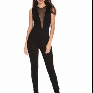  - Superfin byxdress från Nelly.com perfekt till nyår/jul/vinterbal. Köpt för 2 år sedan men endast använd ett fåtal gånger så i väldigt bra skick. Ganska lång i benen men går att enkelt vika upp eller använda klackar om man är kort som mig. 