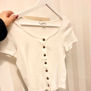  - söt ribbad topp från monki🌸 aldrig använd, bara provad. frakt 20:-