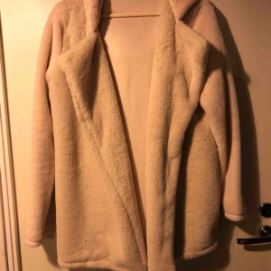  - Det absolut mjukaste mysigaste plagget jag äger. Fick det i present men är inte alls min stil tyvärr. 