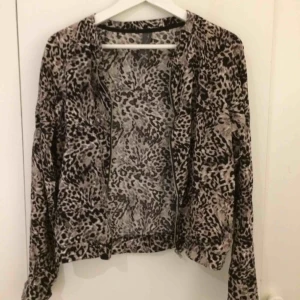  - Tunn mönstrad jacka/tröja/blus. Frakt ingår i priset