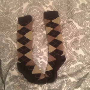  - Basic ridstrumpor i rutigt mönster, passar till allt och perfekt längd till under knäna. Använt ca 5 gånger.