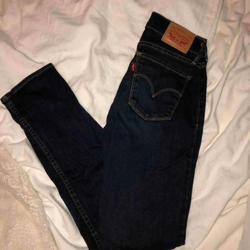 Levi’s jeans 701 Super Skinny Som helt nya, har bara legat i min låda. Du står för fraktkostnaden Prutbart. Jeans & Byxor.