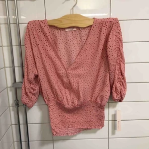  - Kort blus, väldigt somrig och fin. Inte använt nån gång. Köpt i USA. Köparen står för frakt