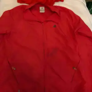 Adidas jacka i rött. En fläck på framsidan av jackan annars i bra skick. Frakt ingår