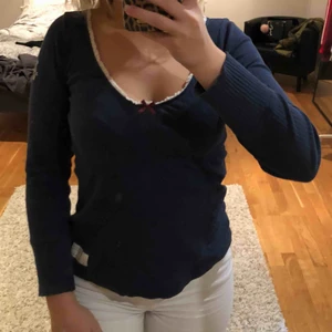  - Marinblå Oddmolly tröja, nästan aldrig använd så den är i bra skick. Kan mötas upp i Stockholm, annars står köparen för frakten, tar endast swish.