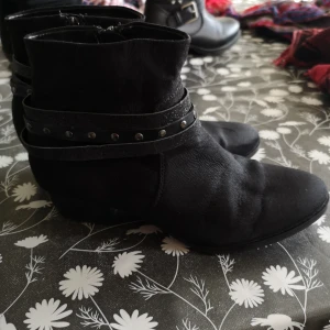  - Snygg sko känga st 36. Dint skick. Finns i Åstorp. Djur finns i fam, rökfritt. 