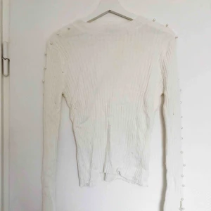  - Tröja från chiquelle, passar en XS-M pga väldigt stretchigt tyg. Den har pärlor längst med hela armarna och slits längst ner på ärmen. Aldrig använd så i fint skick. 60kr + frakt 