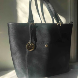  - Michael kors väska inköpt från NK, Göteborg. Väskan har endast använts 2-3 gånger och är i nyskick. Ny pris: 2.999kr 