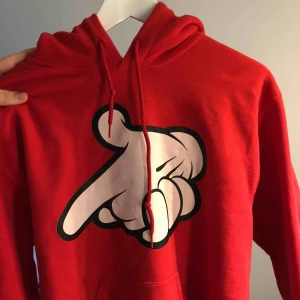  - Hoodie med tryck med ”Musse Pigg händer” som gör pistol tecken. köpt på shirtstore för ca 2 år sen, använt men fint skick.   Betalning sker via swish💸 Köparen står för frakt💕