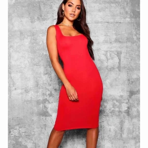  - Klänningen med jätte fin rödfärg från Boohoo. Jag köpte den förra veckan och fick igår men tyvärr så är liten på mig . Jag vill inte returnera då kostar det extremt mycket för att skicka tillbaka paket dvs mer än själva köpet . 