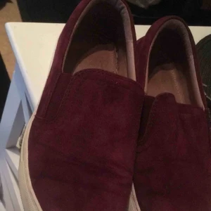  - Skor från Dasia! Vinröda. Knappt använda . 