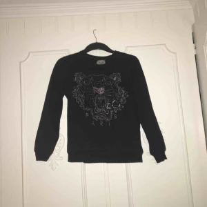  - Svart Kenzo sweatshirt med silver detaljer. Ganska liten i storleken, funkar definitivt som en XS. Inga defekter men den är väl använd! Priset kan diskuteras och jag kan mötas upp i Stockholm💗
