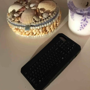  - Ett fint och helt Iphone 5 skal. Har använt ett par gånger men är i ett mycket fint skick. Möts gärna i Stockholm.