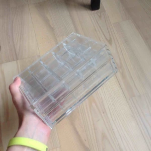  - Smyckeskrin från Muji. Storleken på facken går att variera genom att flytta runt delarna på insidan. 