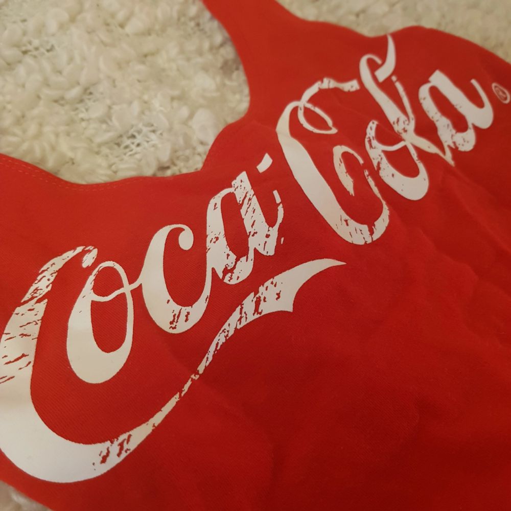 En röd Coca-cola body som är använd 2 gånger, så i fint skick.. Toppar.