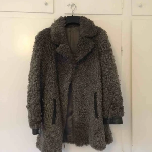  - En jättefin Teddy liknade fårpäls jacka i  päls, en grå färg. Den är i fint men begagnat skick. Jackan är i strl S-M men funkar också på L, bara att fråga om du vill ha mått eller liknande. Frakten står du för själv💜 (Märket står inte i Jackan)