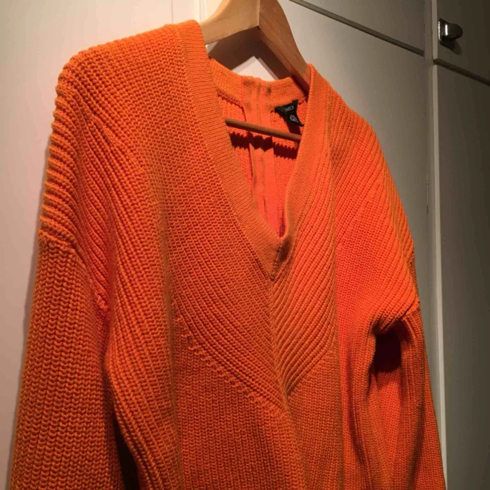 Stickad tröja från Lindex i en underbar orange, frakt tillkommer ☺️. Stickat.
