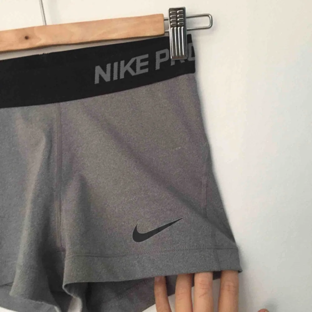 Gråa Nike Pro Spandexshorts. Helt oanvända då de är för små. Frakt ingår!. Shorts.