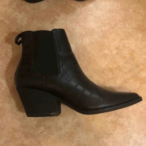  - Skitsnygga skor från Asos. Använda 1 gång. Säljer pga för små för mig..  Frakt tillkommer, annars möts jag gärna upp i Kristianstad. 