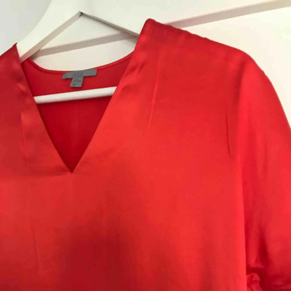 Röd t-shirt i siden, otroligt fin tröja från COS.  Aldrig använd, därför den säljs.  Köparen står för frakten. . Blusar.