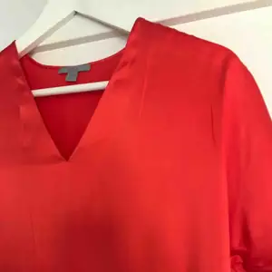 Röd t-shirt i siden, otroligt fin tröja från COS.  Aldrig använd, därför den säljs.  Köparen står för frakten. 