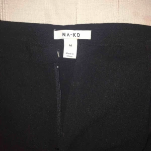  - Snygga svarta kostymbyxor från nakd