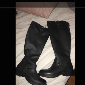  - Ett par vinter kängor från feetfirst. Färgen svart och storlek 38! 