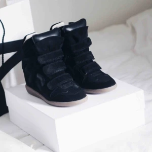  - Otroligt skön och snygg sko. Tyvärr (för min del) bara använd 6-7 gånger, därför i väldigt bra skick.  Inhandlades för 4600kr. Låda och dustbags medföljer.