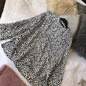  - Blus ifrån ZARA, storlek XS. Köparen betalar frakt ☺️