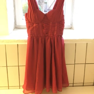  - Röd klänning från H&M. Endast använd en gång.