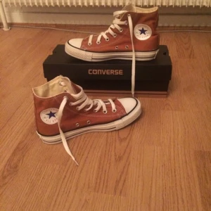  - Converse inköpta från Ebay för ca 2 år sen, enbart testade hemma men aldrig använda då färgen inte föll i smaken... men har luskollat varenda del av skorna, och de är älta converse. Lådan i bakgrunden följde med vid köpet.  Köparen står för frakten och betalningen sker via Swish!🦄✨