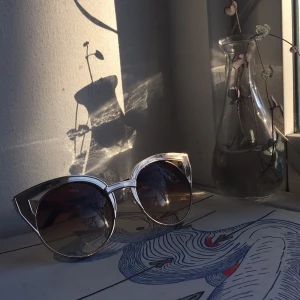  - Helt oanvända cateye formade glajjor i guld ram från Urban outfitters! 