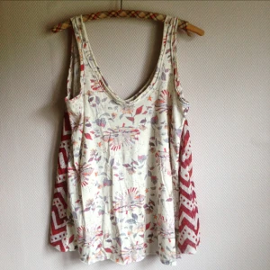  - Somrigt linne från Zara trf! ☀️ Storleken är small men väldigt vid, svängig modell så kan lätt passa större. Bara använd ett fåtal gånger. Frakt tillkommer