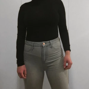  - High waist jeans, ljusblåa jeans i mycket fint skick! 
Köparen står för frakten! 