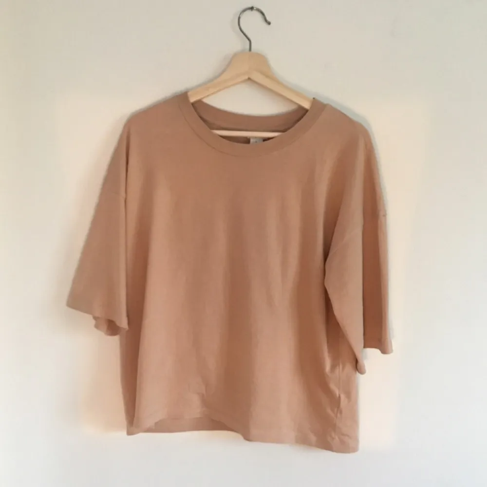 beige, oversized t-shirt från monki! Mjukt material. Passar nog andra storlekar än S också, beror på hur en vill att den ska sitta. . T-shirts.