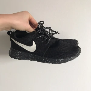  - Säljer dessa Nike Roshe One då de tyvärr är för små för mig :( har vanligtvis 37, så skulle säga att dessa är normala 36or. 

I jättefint skick, i princip som nya. Har dock klippt av innersulan ungefär 1cm framme i tårna då sulan var sjukt obekväm längst fram. Nu är de jättesköna ☺️

Innermått 22,5! 