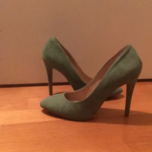  - Klackar från Zara i fin grön färg. Mocka och 10 cm klack. Aldrig använda. 