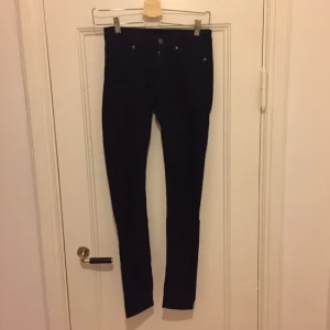  - Helt nya Mid spray black från weekday. Aldrig använda. 