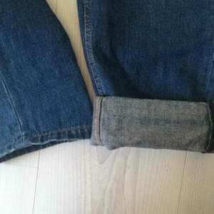 Väldigt snygga och bekväma blåa ancle-jeans i boyfriend-stil från h&m. Använda ett fåtal gånger, men säljes på grund av att de tyvärr är för stora för mig. Storleken motsvarar ungefär 36-38. Kan skickas, men köparen står för fraktkostnaden!✨ 